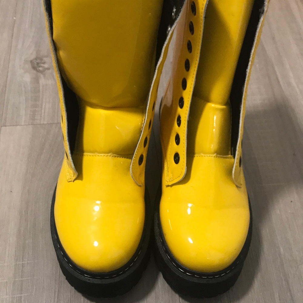 YELLOW HIPPIE DIPPIE BOOTS SIZE 5.5